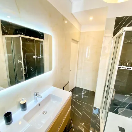 Penthouse With Panoramic Terrace-8 Minutes From The Duomo Apartment
